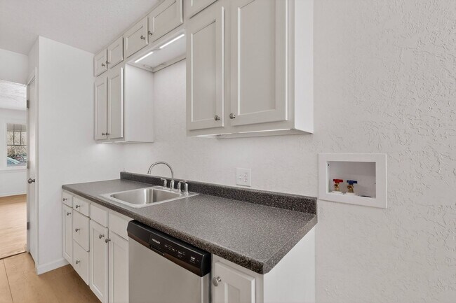 Building Photo - 714-714 Madison St NE