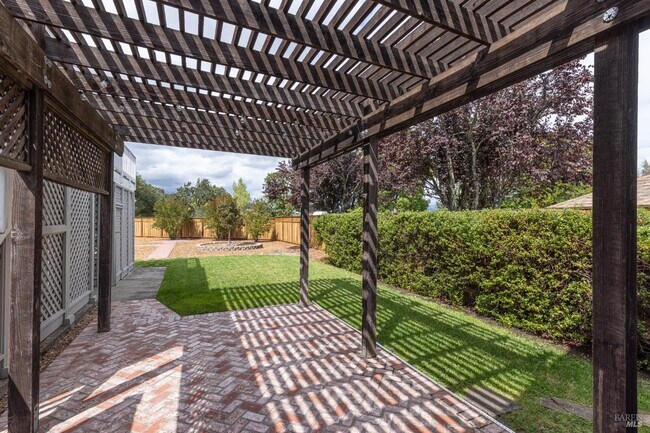 Building Photo - 201 Spur Ridge Ln