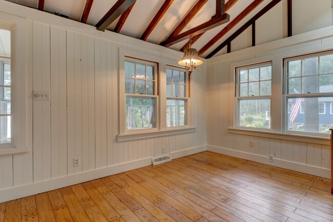 Building Photo - 285 Deepwood Dr