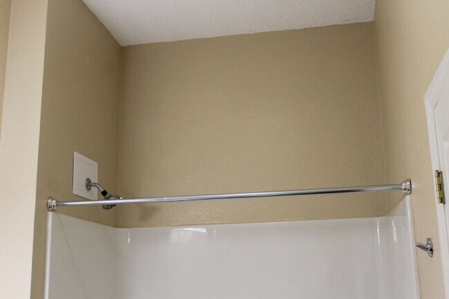 Building Photo - Executive 3 Bedroom / 2 Bath Home in Marianna, Florida