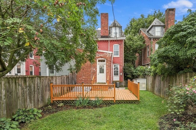 Building Photo - 129 E Clay St