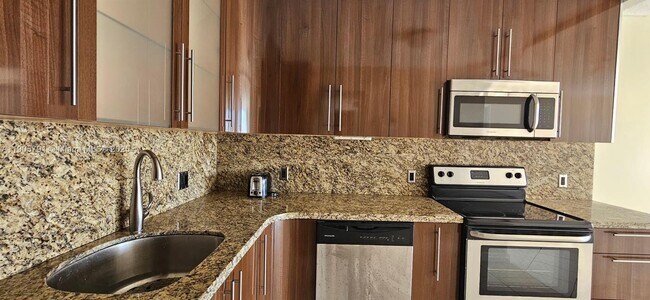 Building Photo - 2025 NE 164th St