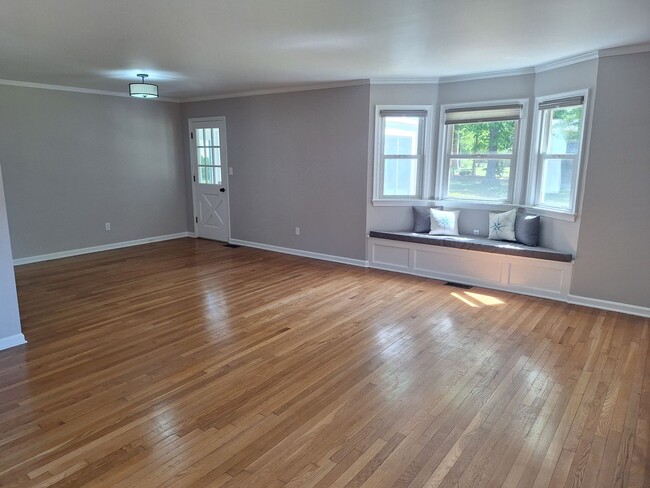 Building Photo - 3 bedroom /2 full bathroom- Yorktown