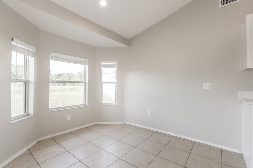Building Photo - 2324 Sunset Point Dr