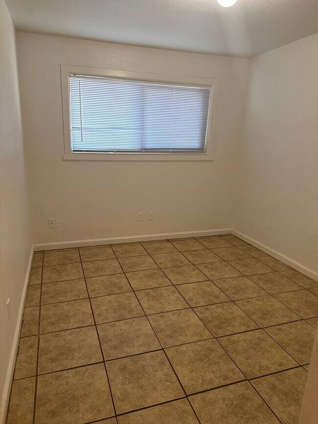 Building Photo - 8821-8823 Kelley Dr