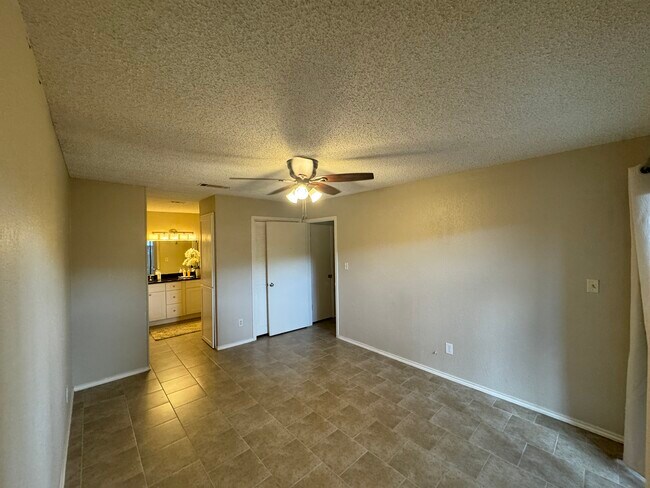 Building Photo - 1202 Thorpe Ln