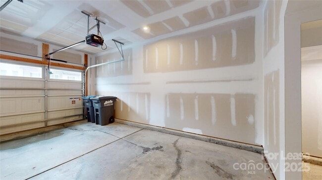 Building Photo - 9645 Munsing Dr