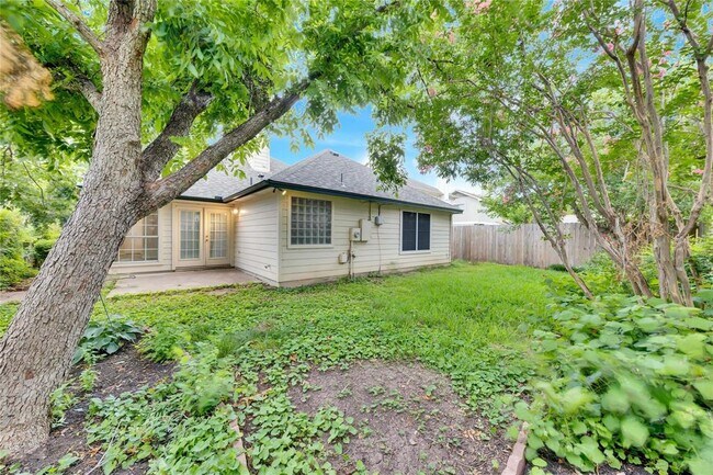 Building Photo - 2204 Grove Dr