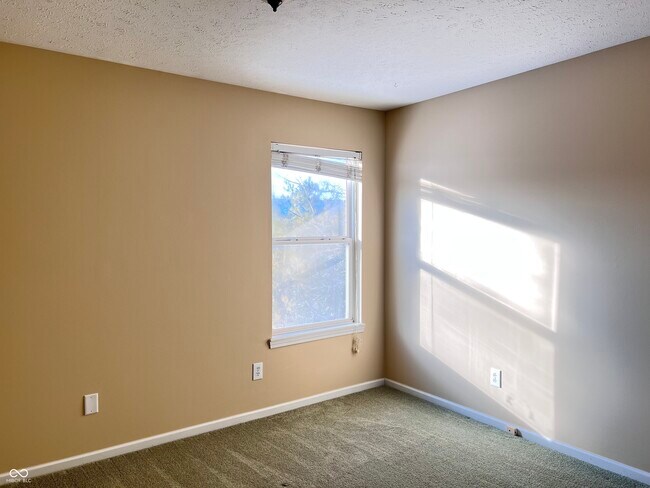 Building Photo - 5913 Sandalwood Dr