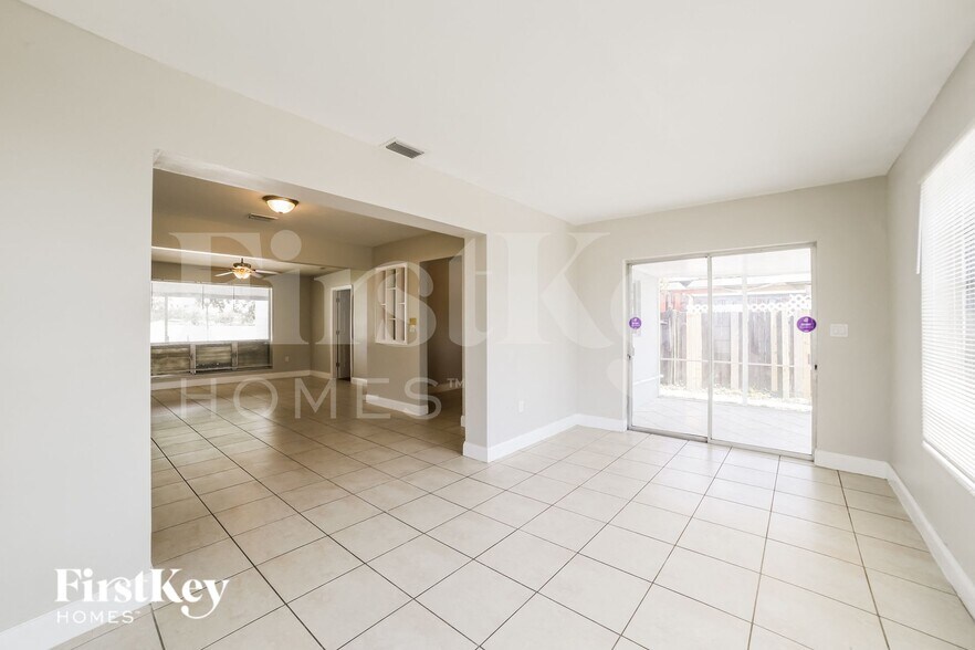 Building Photo - 2807 Utopia Dr