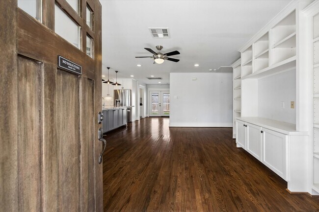 Building Photo - 1062 W 41st St