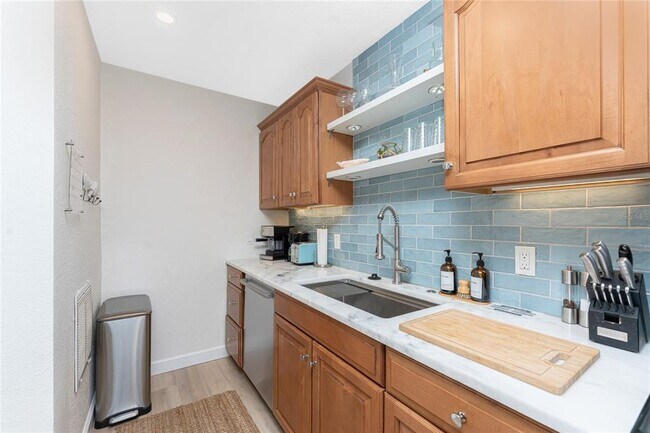 Building Photo - 1500 Park Beach Cir