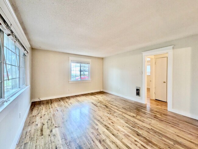 Building Photo - Discover Your New Home in the Heart of the Desirable Sellwood Neighborhood! Water/Sewer/Garbage I...