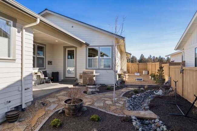 Building Photo - Gorgeous Single Level Home with Mountain V...