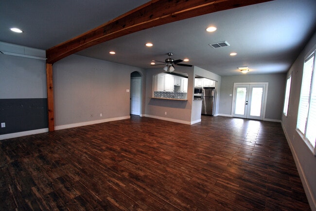 Building Photo - 305 Gilchrist Ave