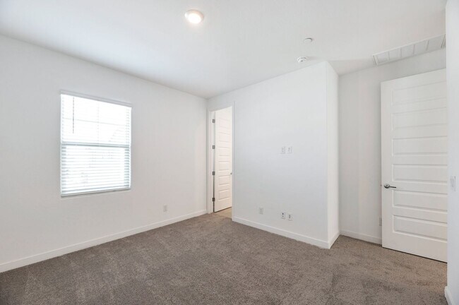 Building Photo - Like New luxurious townhome with 2 Master ...