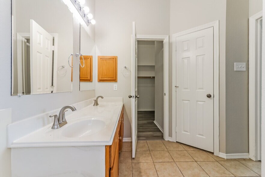 Building Photo - 4815 Chase More Dr