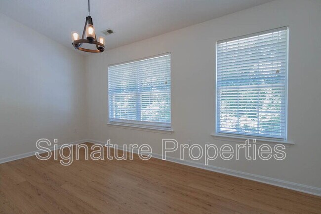 Building Photo - 405 Lakeview Ct