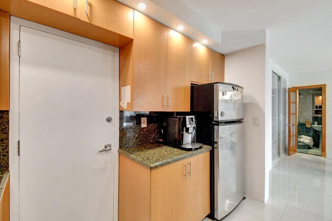 Building Photo - 300 Bayview Dr