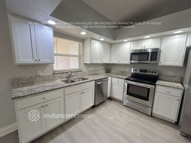 Building Photo - 3523 SW 9th Ave