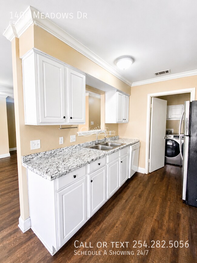 Building Photo - 1406 Meadows Dr