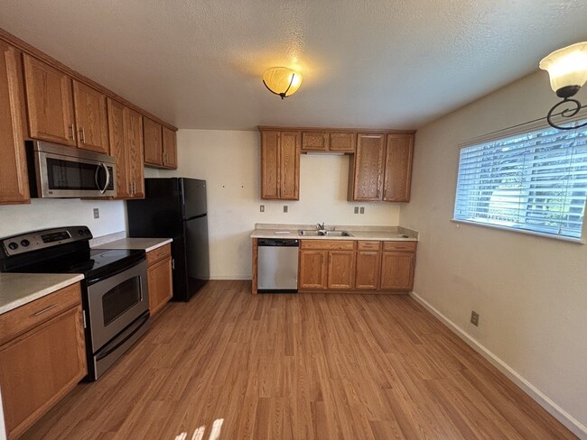 Building Photo - 2-bedroom home nestled in the attractive T...