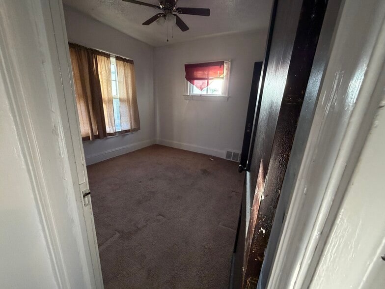 Bedrm - 3720 E 151st St