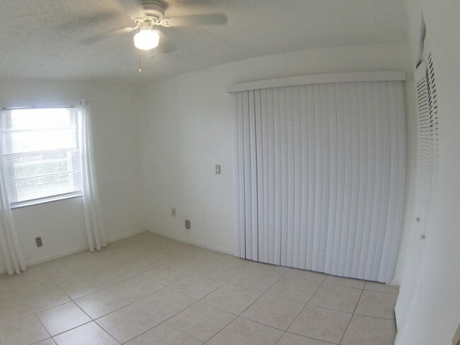 Building Photo - 556 Capri L