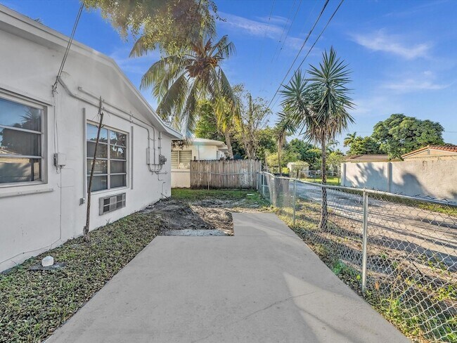 Building Photo - 2193 NE 172nd St