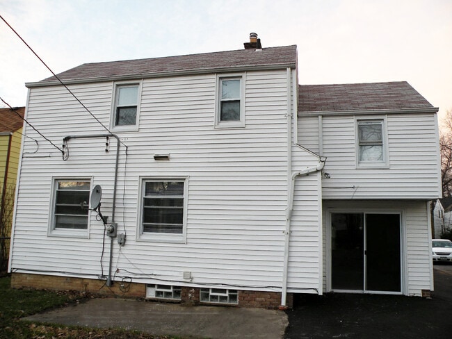 Building Photo - Renovated 3 Bedroom Colonial!