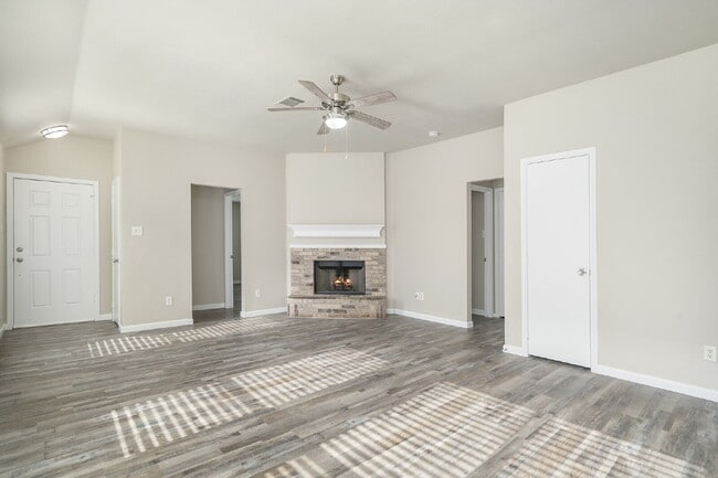 Building Photo - Great Location!