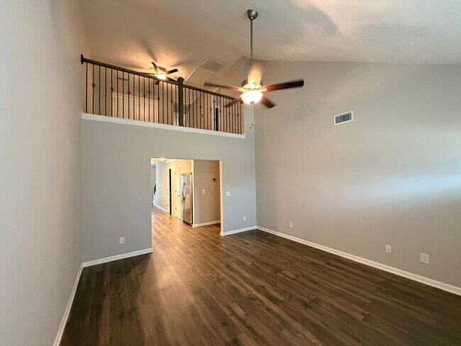 Building Photo - Gorgeous 2 BR 2.5 Bath End Unit Townhome - Available Now in Murfreesboro!