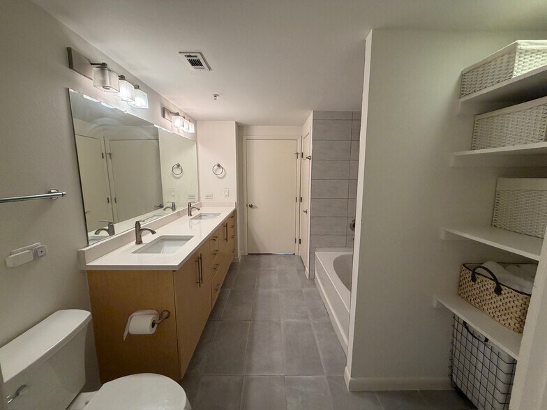 Master Bath Suite - 54 Rainey St