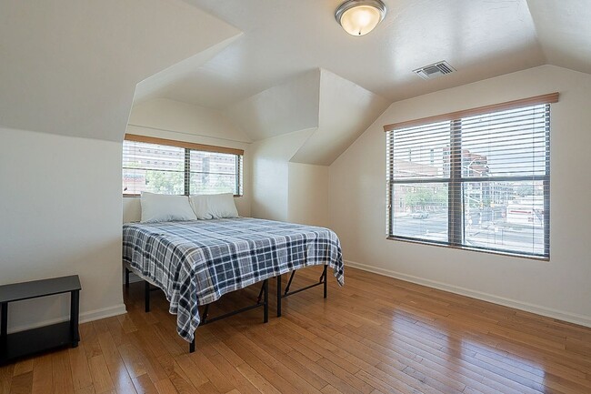 Building Photo - 928 E 6th St