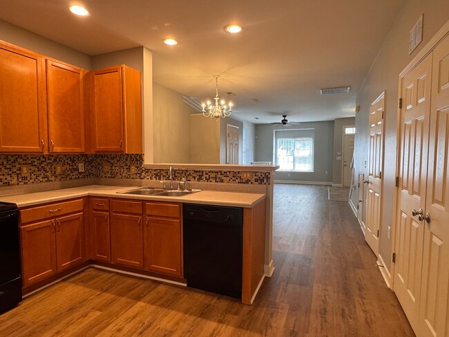 Building Photo - 2BR 2.5BA Townhome with Screened Porch