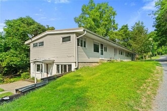 Building Photo - 924 Danby Rd