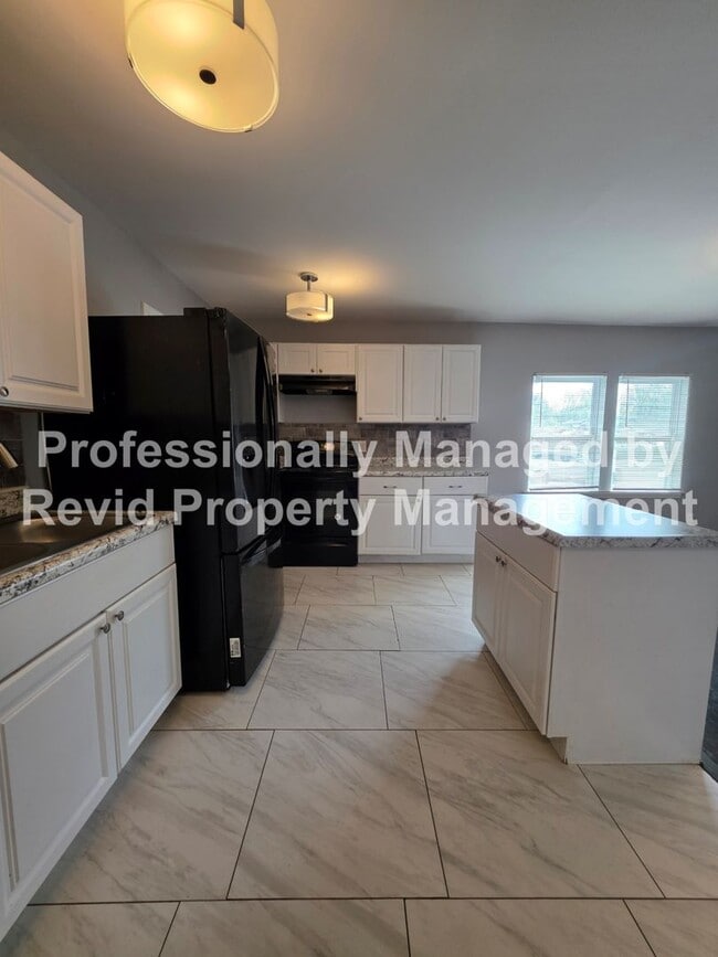 Building Photo - 3 Bed 1.5 Bathroom Home!!!!