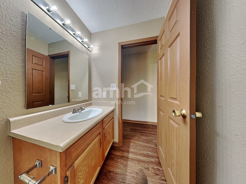 Building Photo - 6044 Draycott Dr