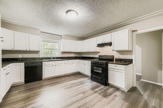 Building Photo - 707 Jenks Ave E