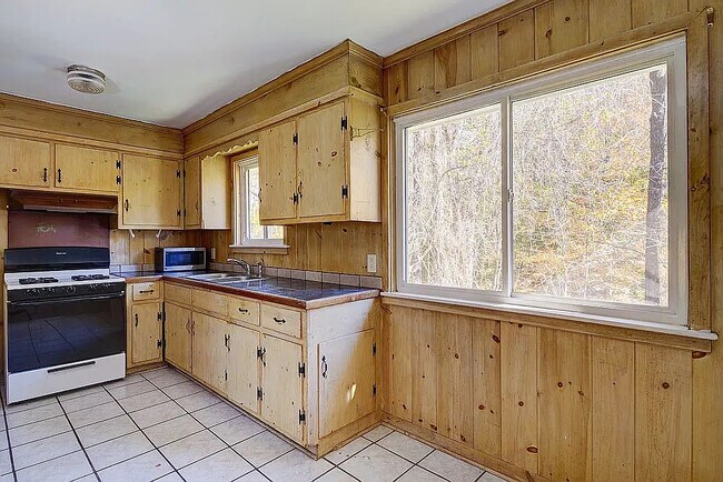 Building Photo - Room in Single Family Home on Hillsborough St