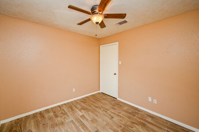 Building Photo - Nice 4 bd Rm Single Family Home
