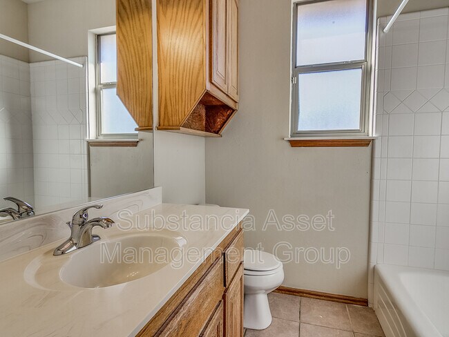 Building Photo - 901 NE 26th Ct