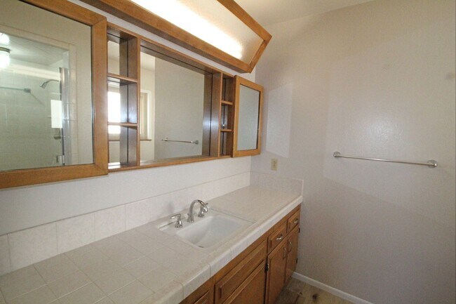 Building Photo - 3 Bedroom + 3 Bathroom Unit | Oxnard Shores | Unfurnished