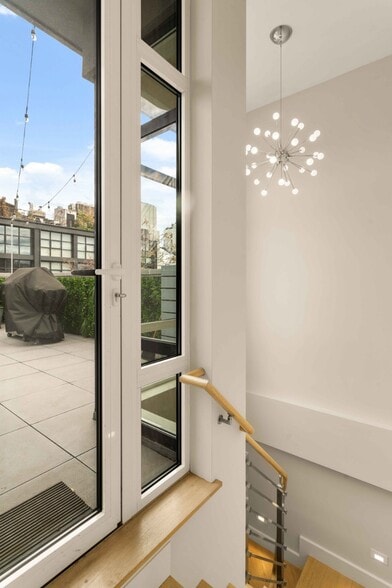 Building Photo - 242 Elizabeth St