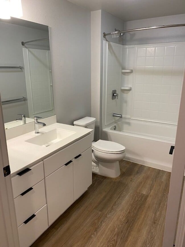 Building Photo - Modern 1-Bdrm/1-Bath Ground Level Corner U...