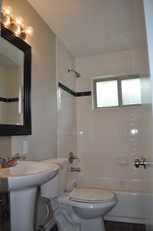 Building Photo - 817 Mulkey Ln