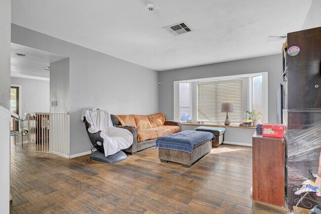 Building Photo - 3 bedroom home with pool!!