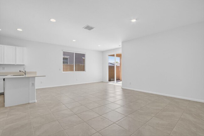 Building Photo - Modern 3BR Living with Resort-Style Amenities in Magma Vista Ranch