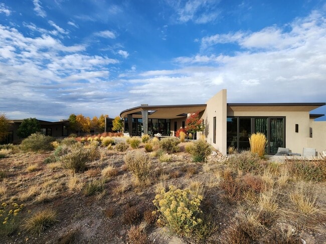 Building Photo - 36 Plz del Centro