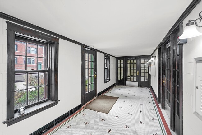 Building Photo - Vintage, Spacious 1-Bed in the Heart of Fo...